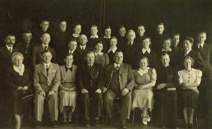 Pasvalio Petro Vileišio gimnazijos 1938 m. abiturientai su mokytojais